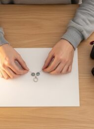 Anfänger bei der Einrichtung eines Setups für die Produktfotografie von Schmuck.
