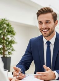 Ein Bewerber antwortet selbstbewusst auf die Frage nach Stärken und Schwächen im Vorstellungsgespräch.