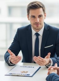 Ein Bewerber erklärt souverän eine Lücke im Lebenslauf während eines Vorstellungsgesprächs.