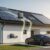 Ein Elektroauto wird mit PV-Überschussladen durch den Strom der eigenen Solaranlage auf dem Dach geladen.