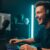 Ein erfolgreicher Streamer verdient mit seinem Hobby Geld vor einem professionellen Streaming-Setup.