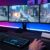 Ein Gamer nutzt eine Game Capture Card an seinem professionellen Streaming-Setup, um Gameplay aufzunehmen.