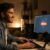 Ein junger Mann startet seinen ersten Livestream mit seinem Streaming Setup für Anfänger.