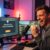 Ein Streamer freut sich über die Einladung zum Twitch Affiliate Programm an seinem PC.