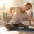 Eine Frau praktiziert eine Yoga-Übung gegen Rückenschmerzen und findet Linderung.