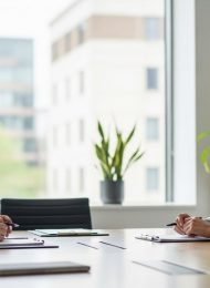 Eine Person führt eine erfolgreiche und positive Gehaltsverhandlung mit dem Vorgesetzten.