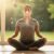 Eine Person praktiziert Pranayama für Anfänger und findet durch bewusstes Atmen zur Ruhe.