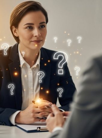 Gut vorbereitete Person im Vorstellungsgespräch denkt über eine Frage nach.