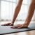 Yogamatte im Test zeigt eine Person mit perfektem Grip im herabschauenden Hund.