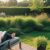 Eine Frau entspannt in ihrem pflegeleichten Garten mit Stauden und Gräsern.