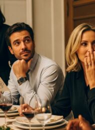 Eine Gruppe von Kollegen bei einem Krimidinner auf einer Weihnachtsfeier, vertieft in ihre Rollen.